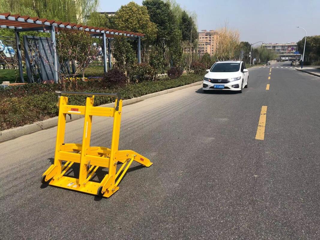 Penghalang Keamanan Kendaraan Lipat Ringan 25kg dengan Roda untuk Jarak Berhenti 8,7m pada 60km/jam